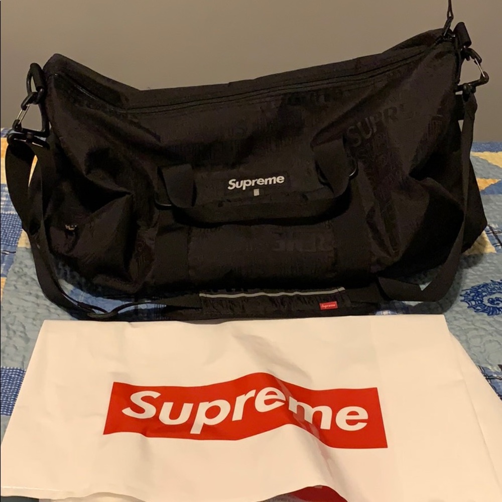 Supreme duffle bag ss19